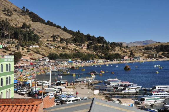 A orla de Copacabana, na Bolívia, na orla do lago Titicaca